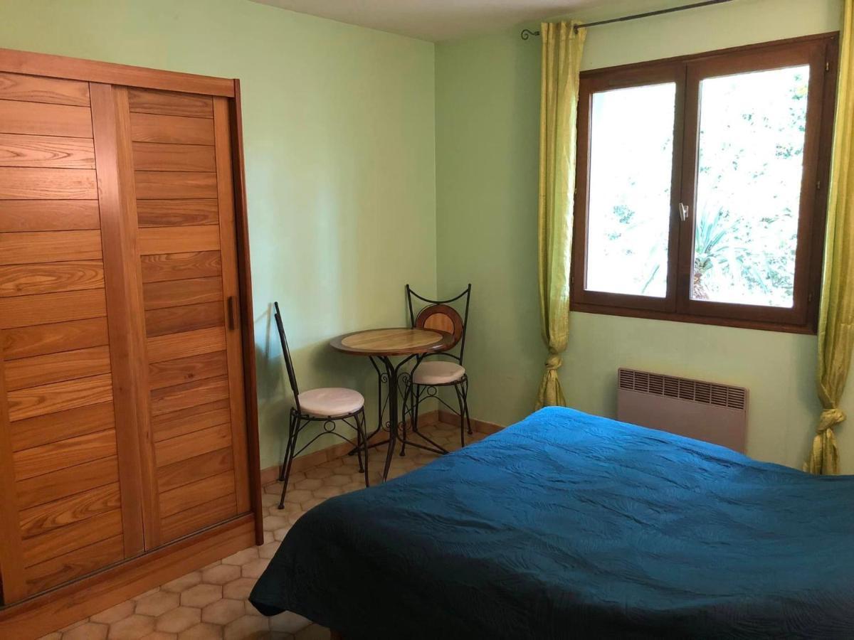 Hotel Les Persedes Lavilledieu  Экстерьер фото