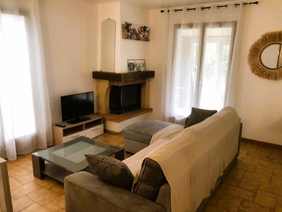 Hotel Les Persedes Lavilledieu  Экстерьер фото