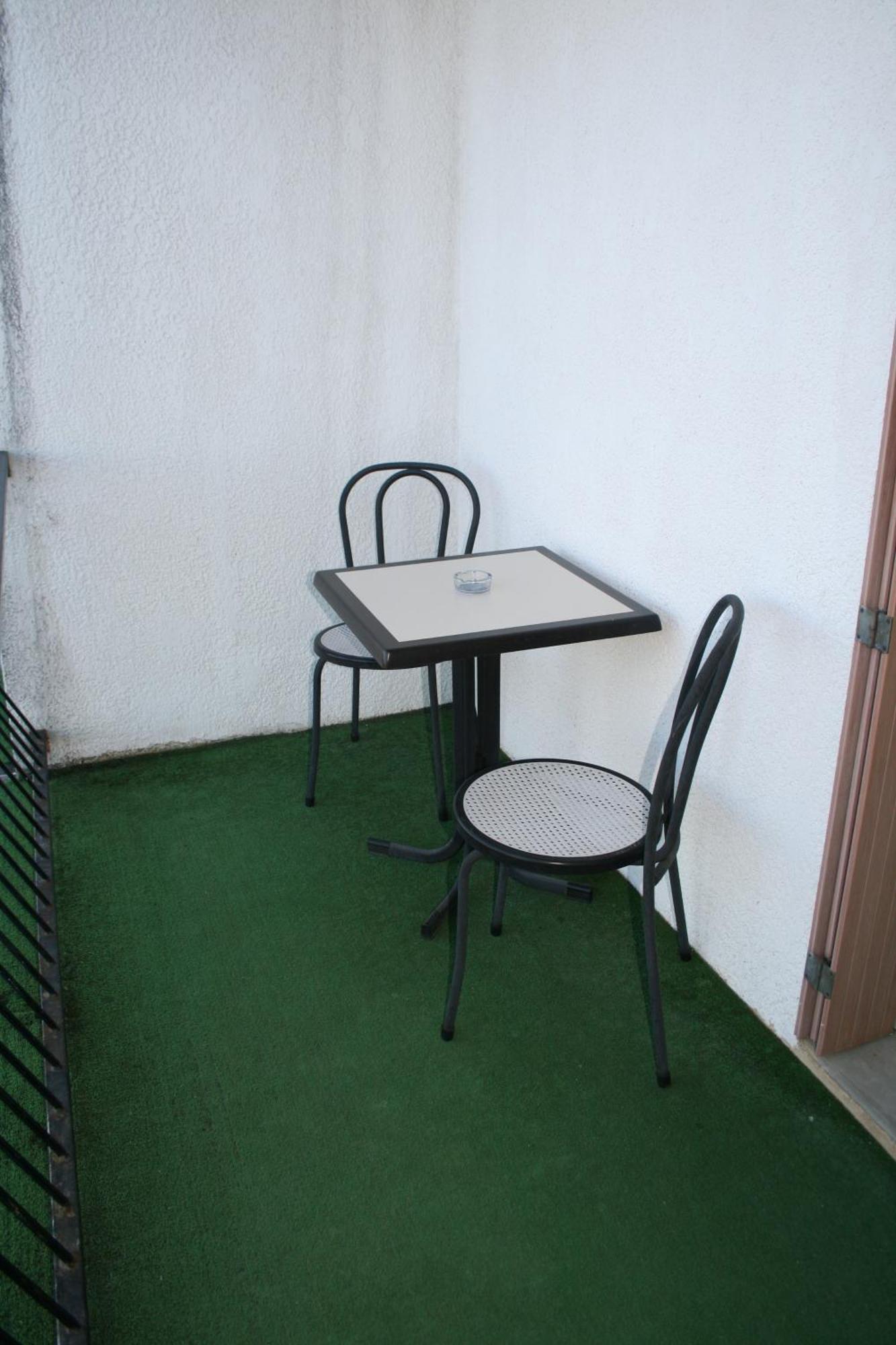 Hotel Les Persedes Lavilledieu  Экстерьер фото