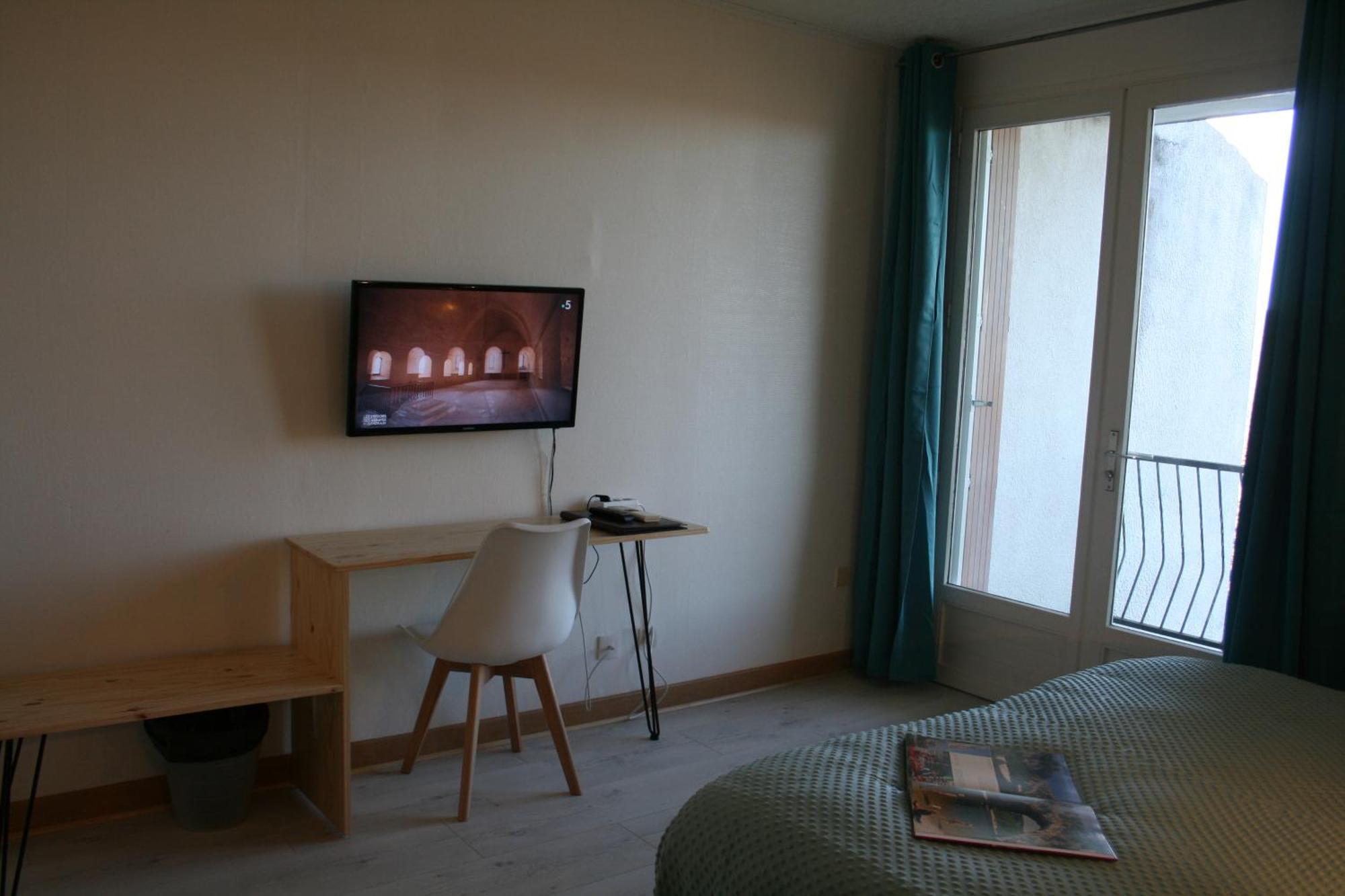 Hotel Les Persedes Lavilledieu  Экстерьер фото