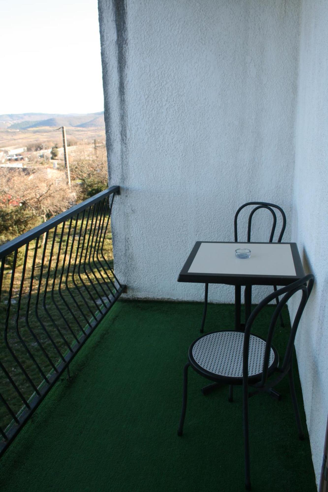 Hotel Les Persedes Lavilledieu  Экстерьер фото