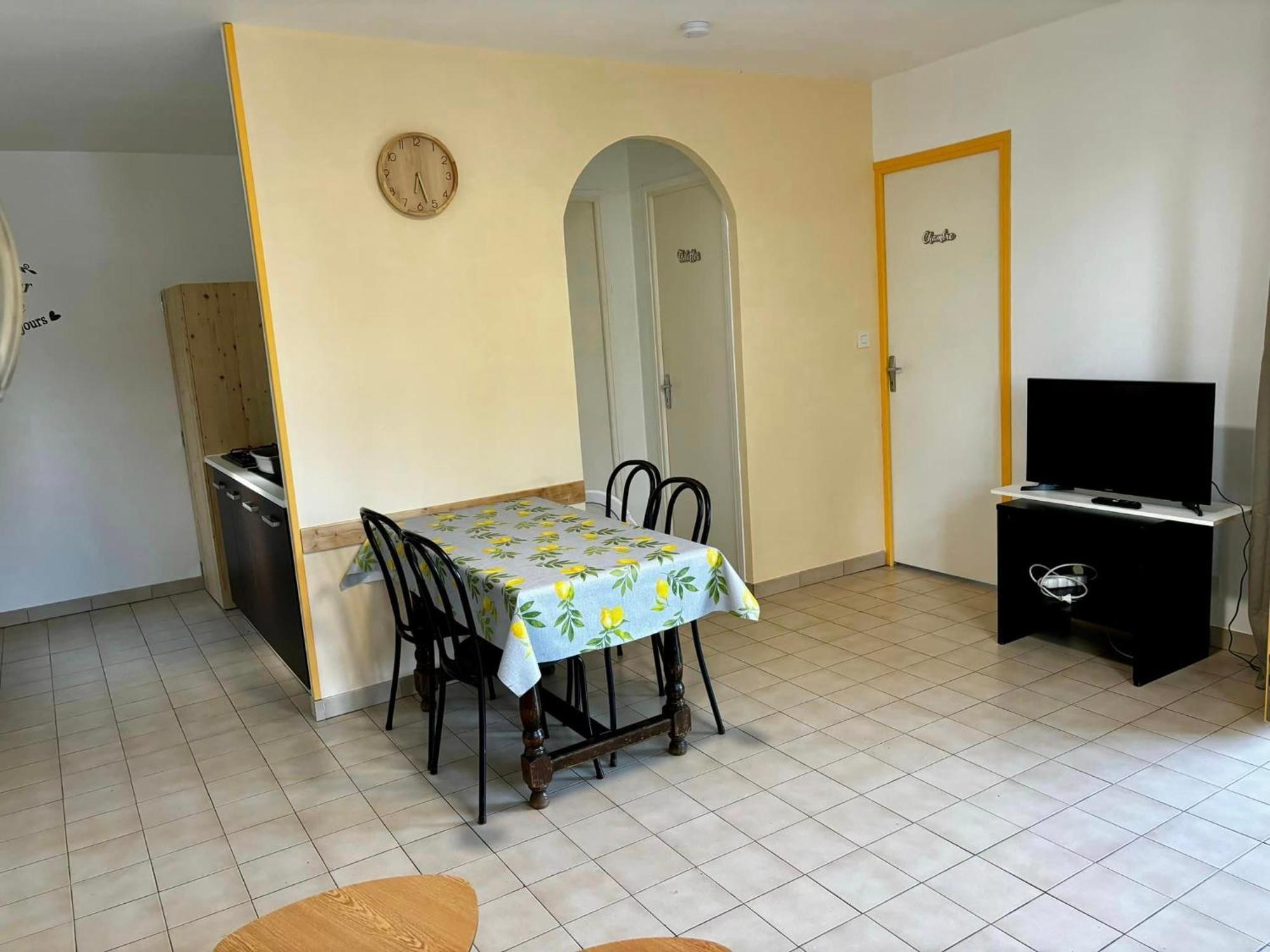 Hotel Les Persedes Lavilledieu  Экстерьер фото