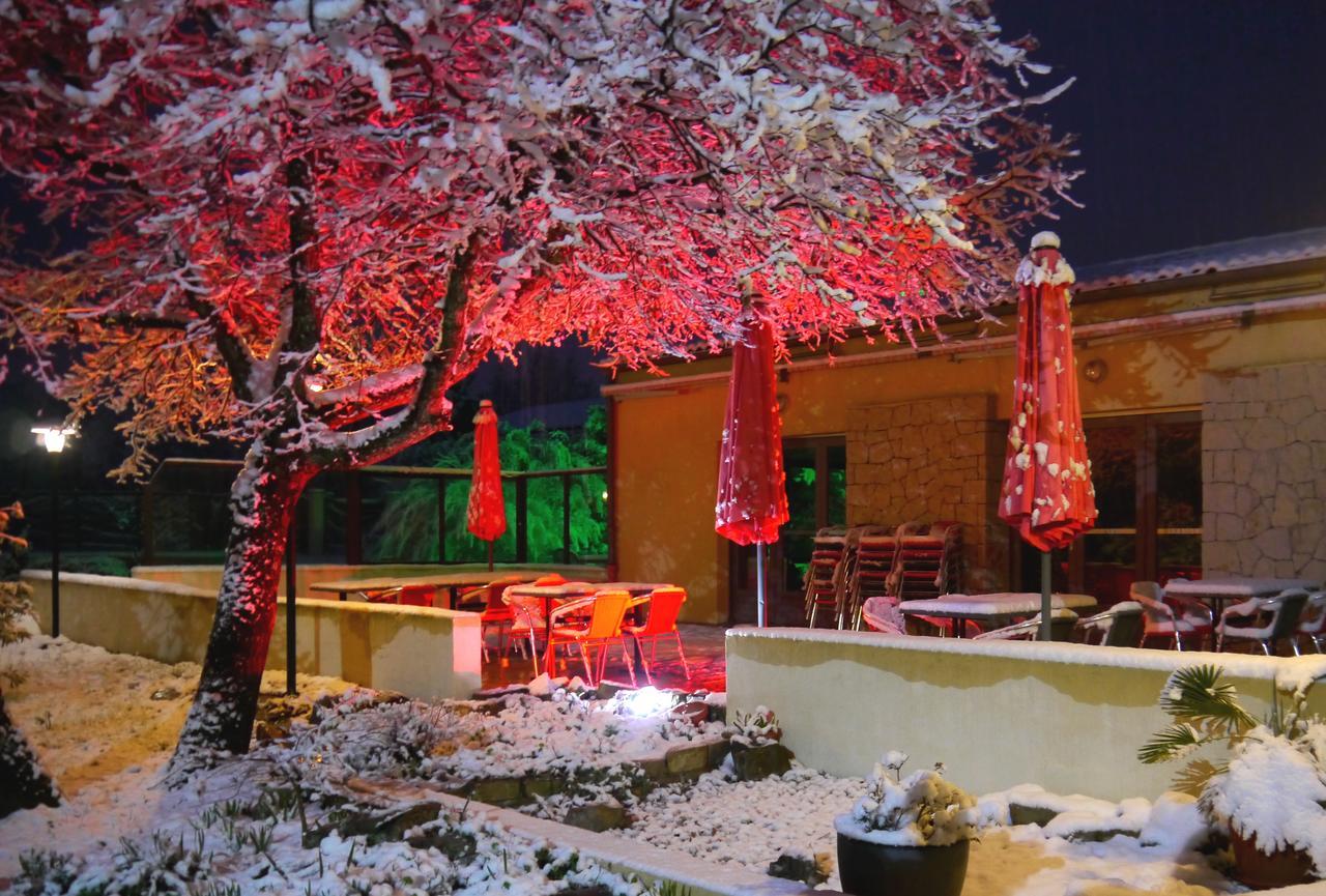 Hotel Les Persedes Lavilledieu  Экстерьер фото